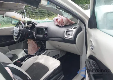 2018 Jeep Compass Latitude 4X4 из США, поврежденный, VIN 3C4NJDBB2JT248974